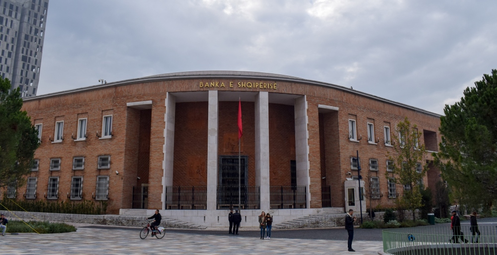 Kriza e cmimeve, bankat rrisin kushtet per kreditimin e biznesit te vogel